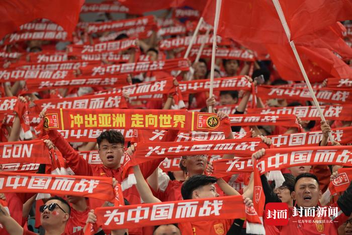 韦德体育官方网站-卫冕冠军再度夺冠，球迷欢腾狂欢